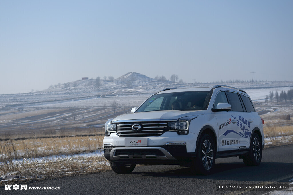 公路上的白色SUV