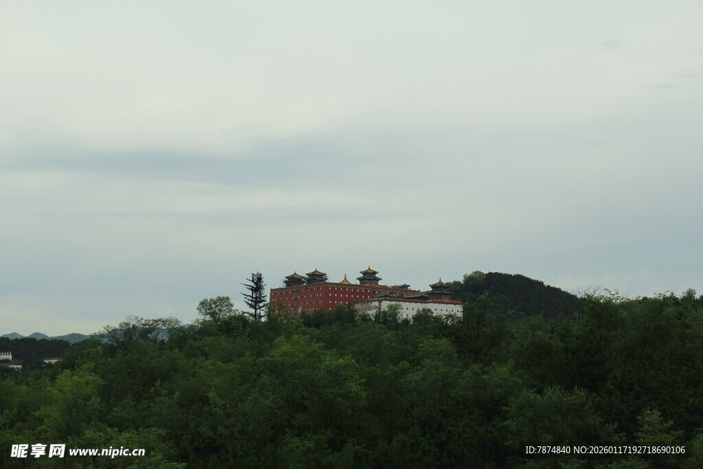 山丘上的红顶建筑