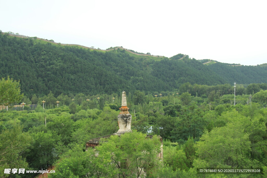 山林中的尖顶建筑景观