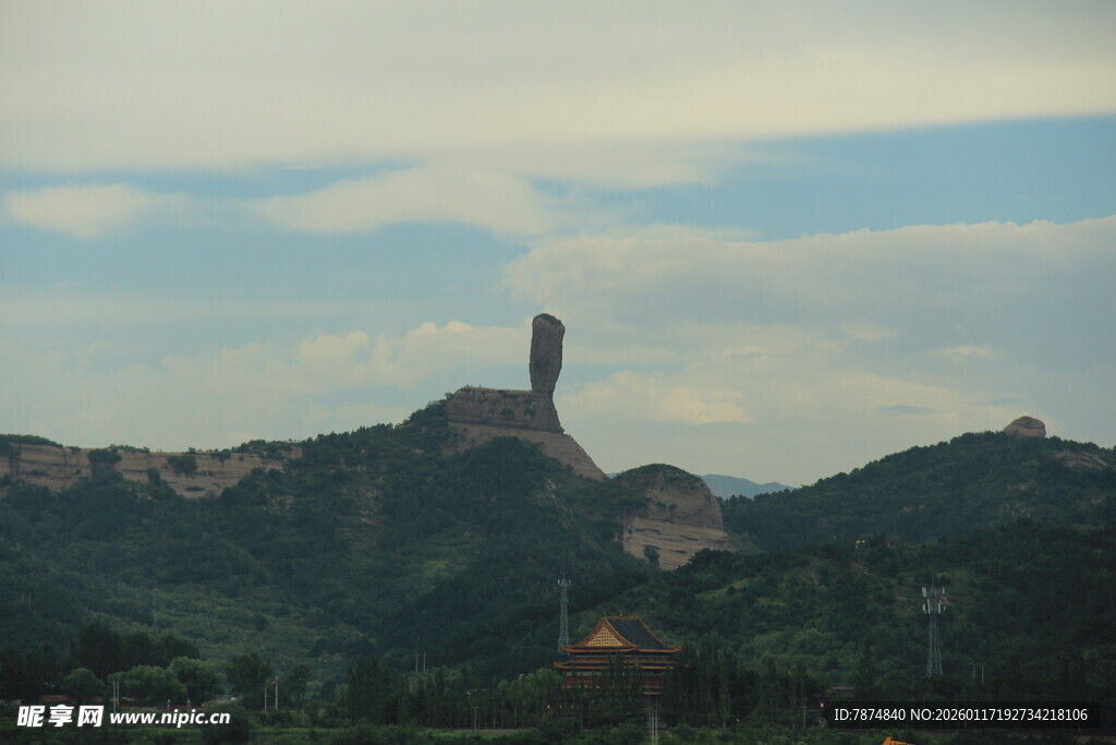 山峰上的独特石柱景观