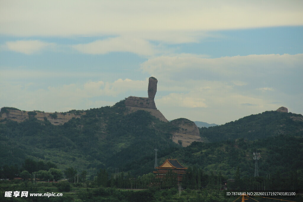 山峰上的独特建筑景观