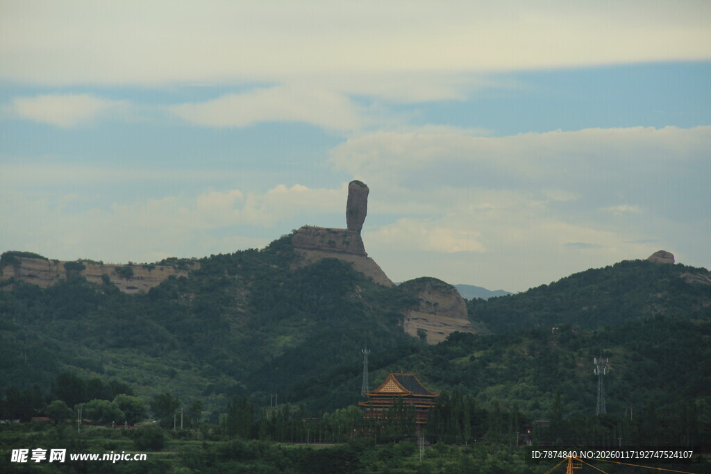 山间独特高耸建筑景观