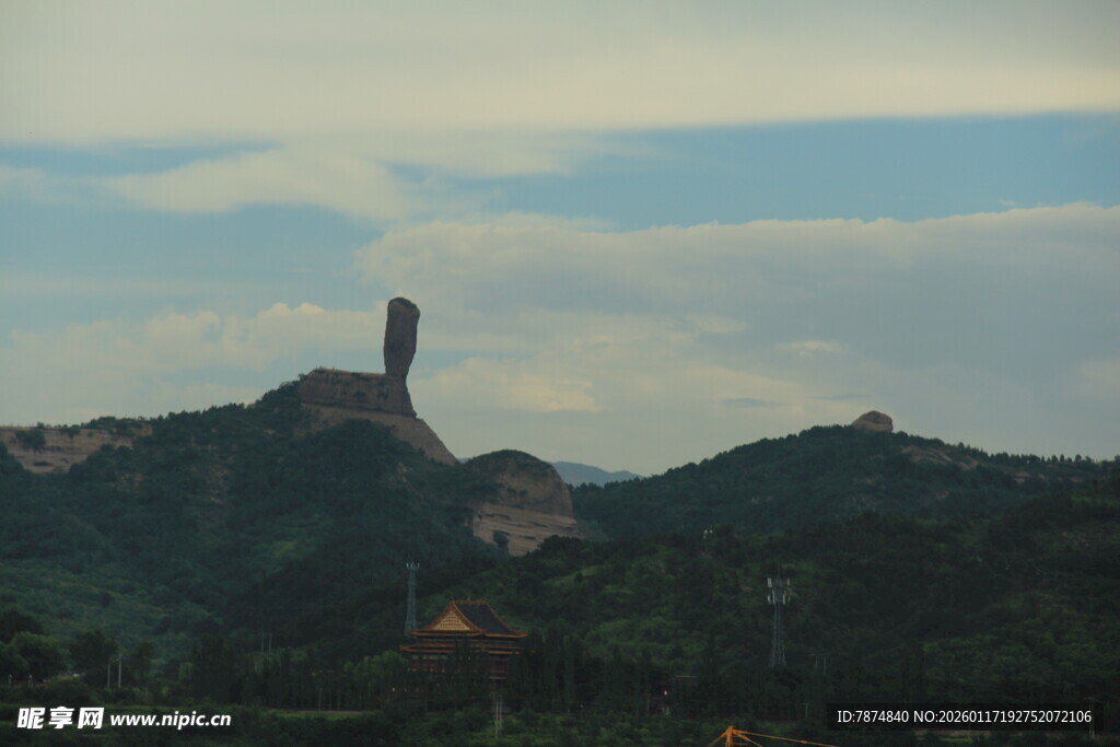 奇峰耸立的壮丽山景