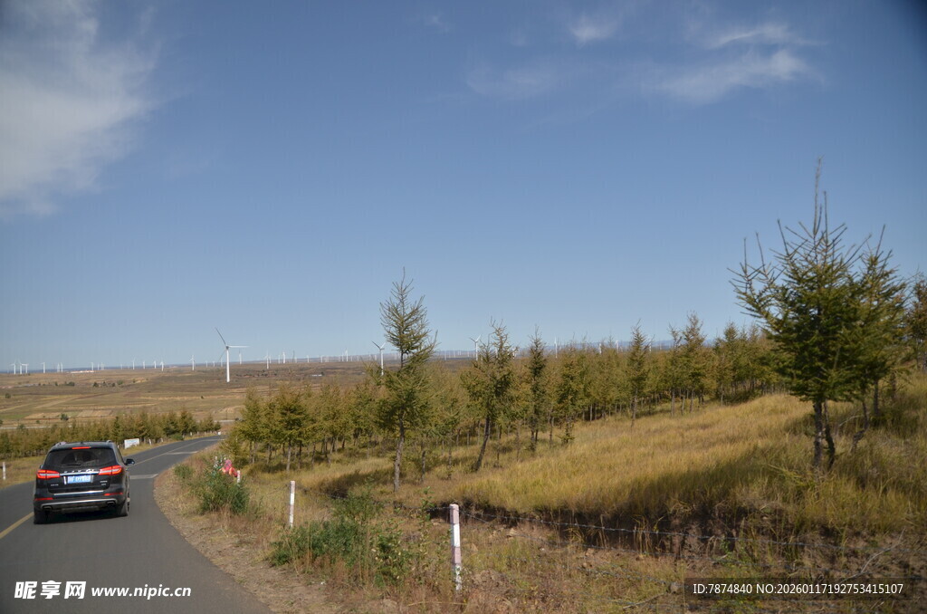 公路上行驶的车辆与风景