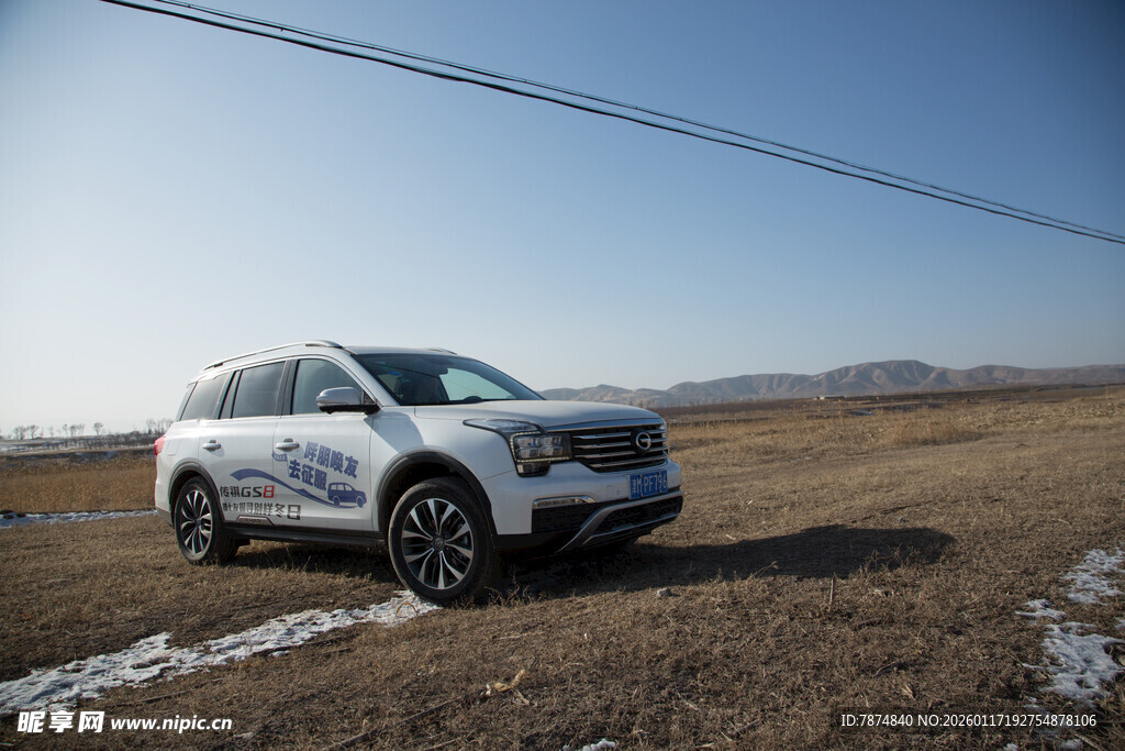 旷野中的白色SUV