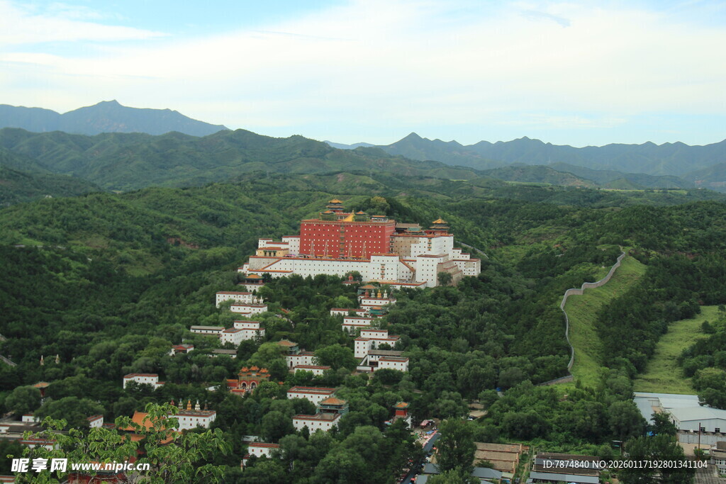 山中红顶建筑全景