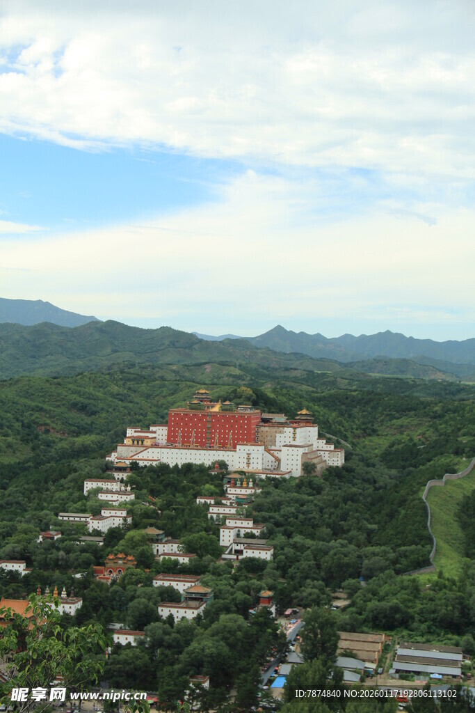 山间红顶建筑景观