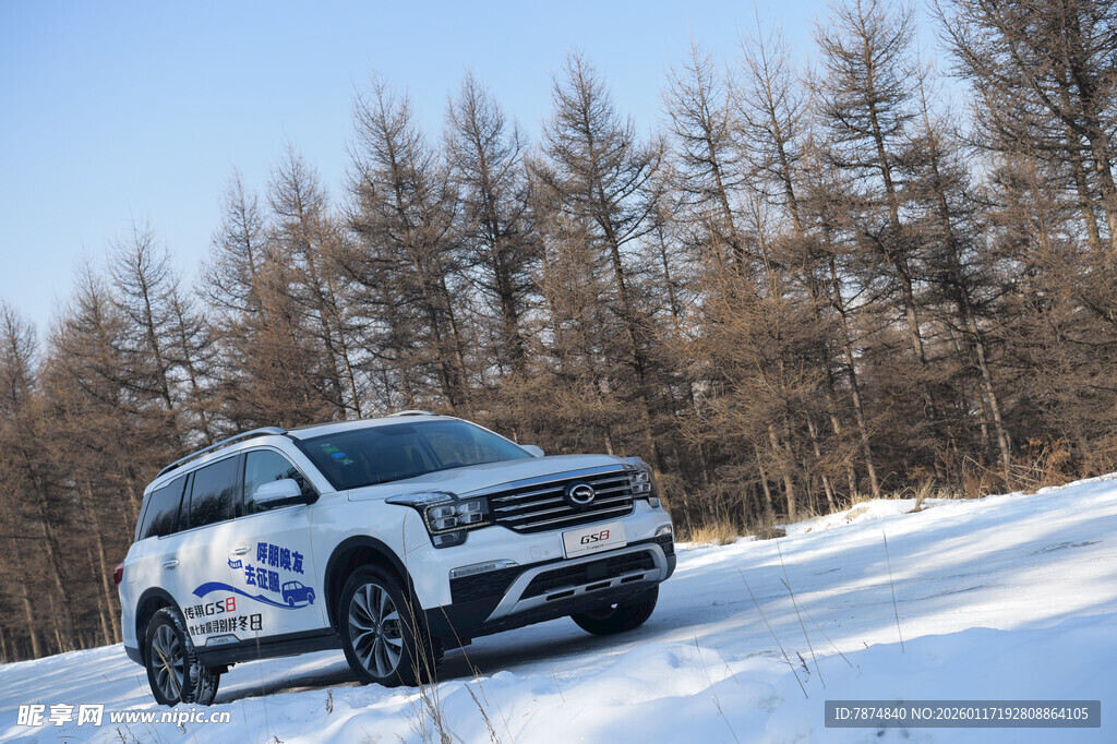 雪地中行驶的白色SUV