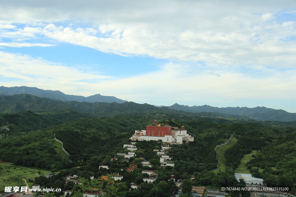 山间红顶建筑俯瞰美景
