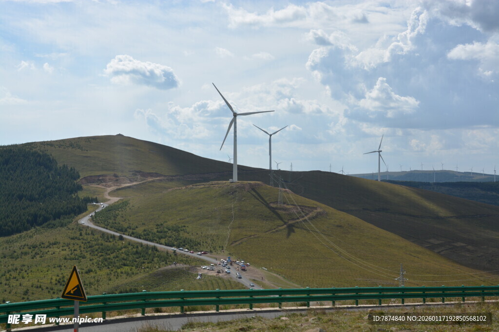 草原公路旁的风力发电机组