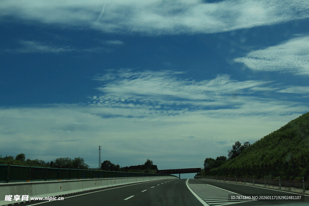 公路风景 蓝天白云相伴