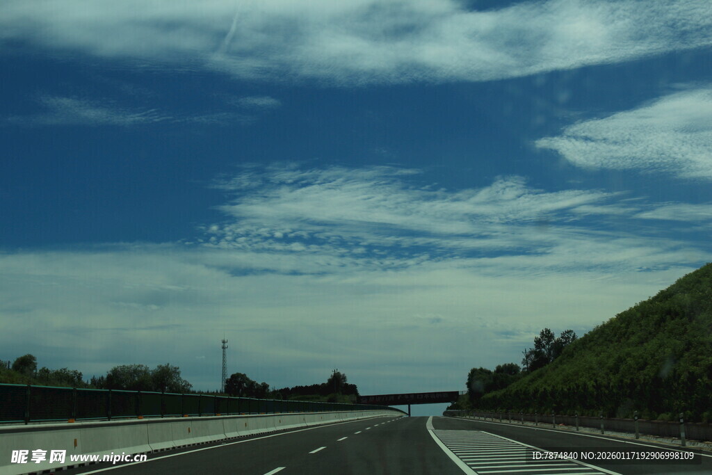 公路风景 蓝天白云相伴