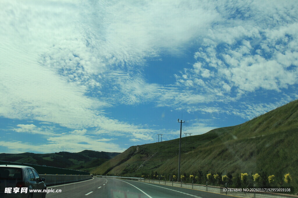 公路风景 蓝天白云与山丘