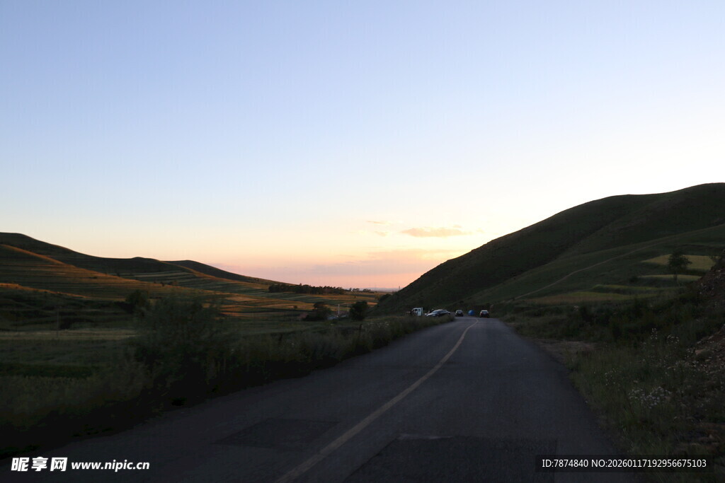 黄昏山间公路美景