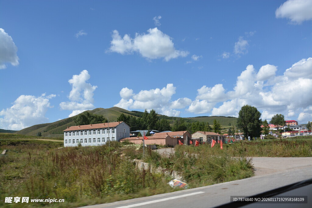 乡村公路旁的美丽村落