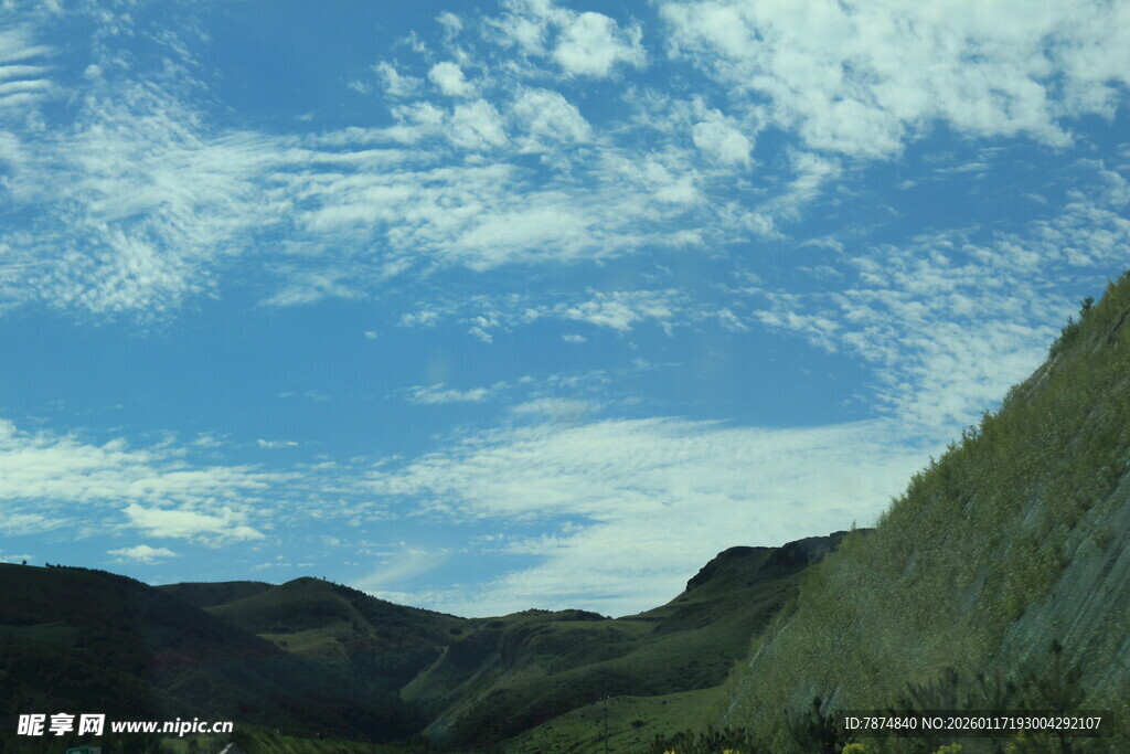 山间蓝天美景