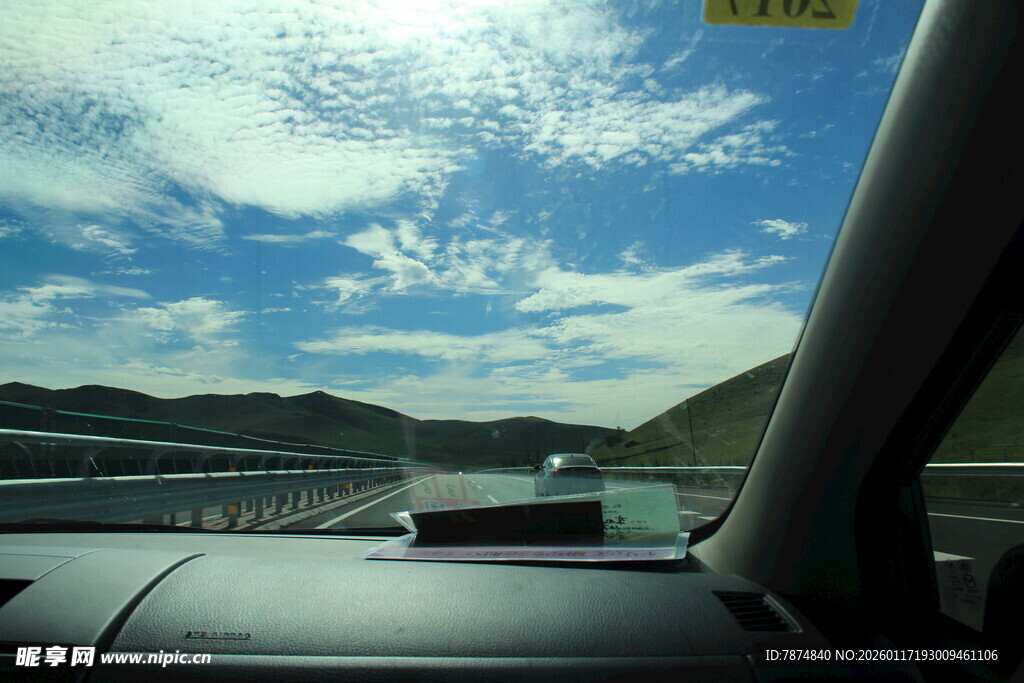 车内视角的公路风景