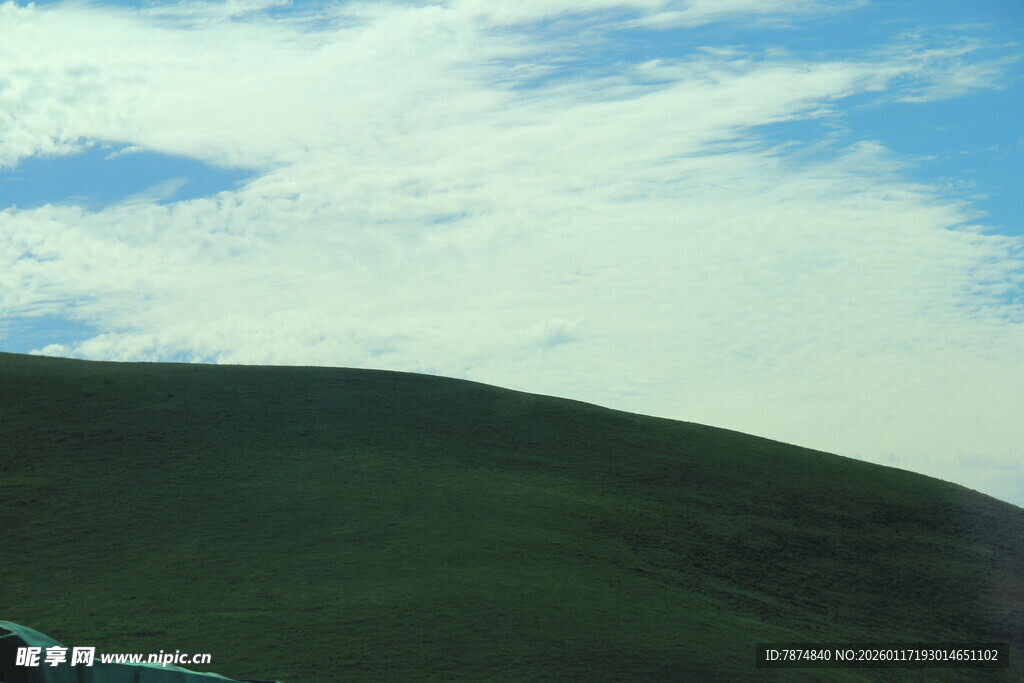 草原蓝天美景