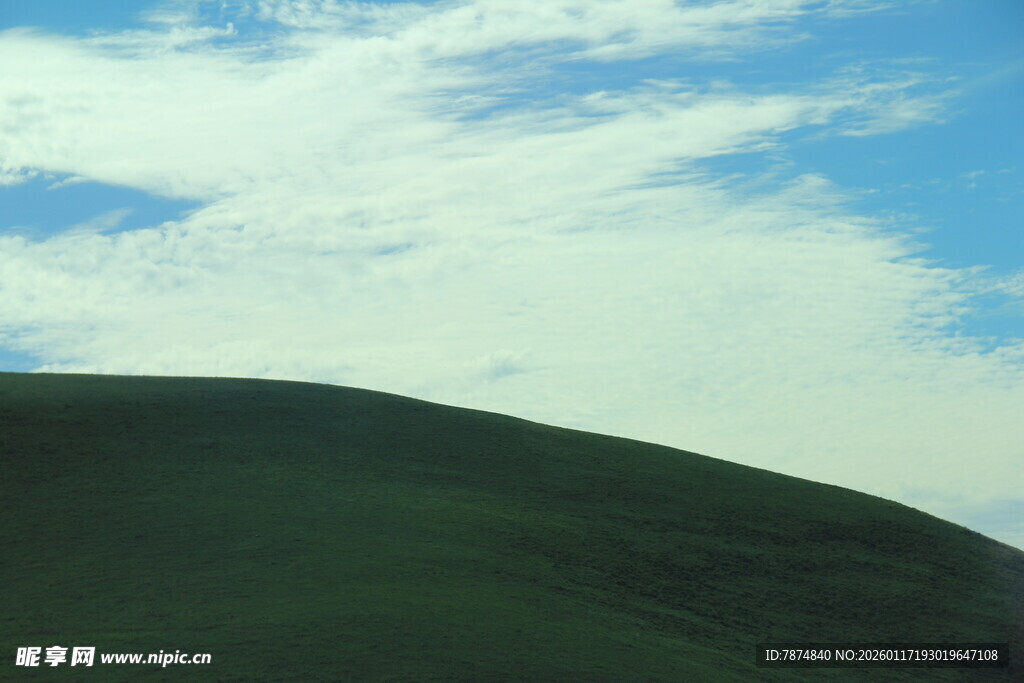 蓝天绿地山丘美景