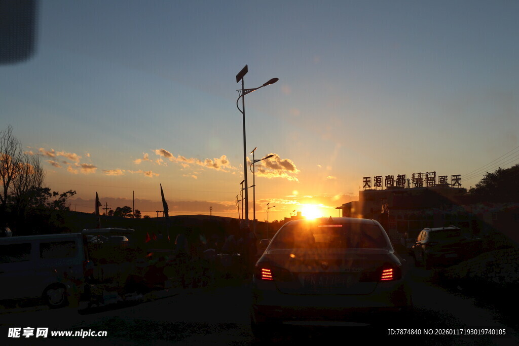 夕阳下的车辆与道路景观