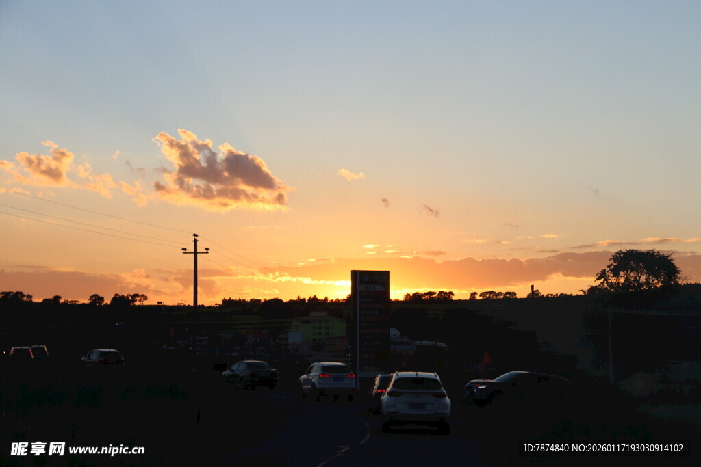 夕阳下公路上行驶的车辆