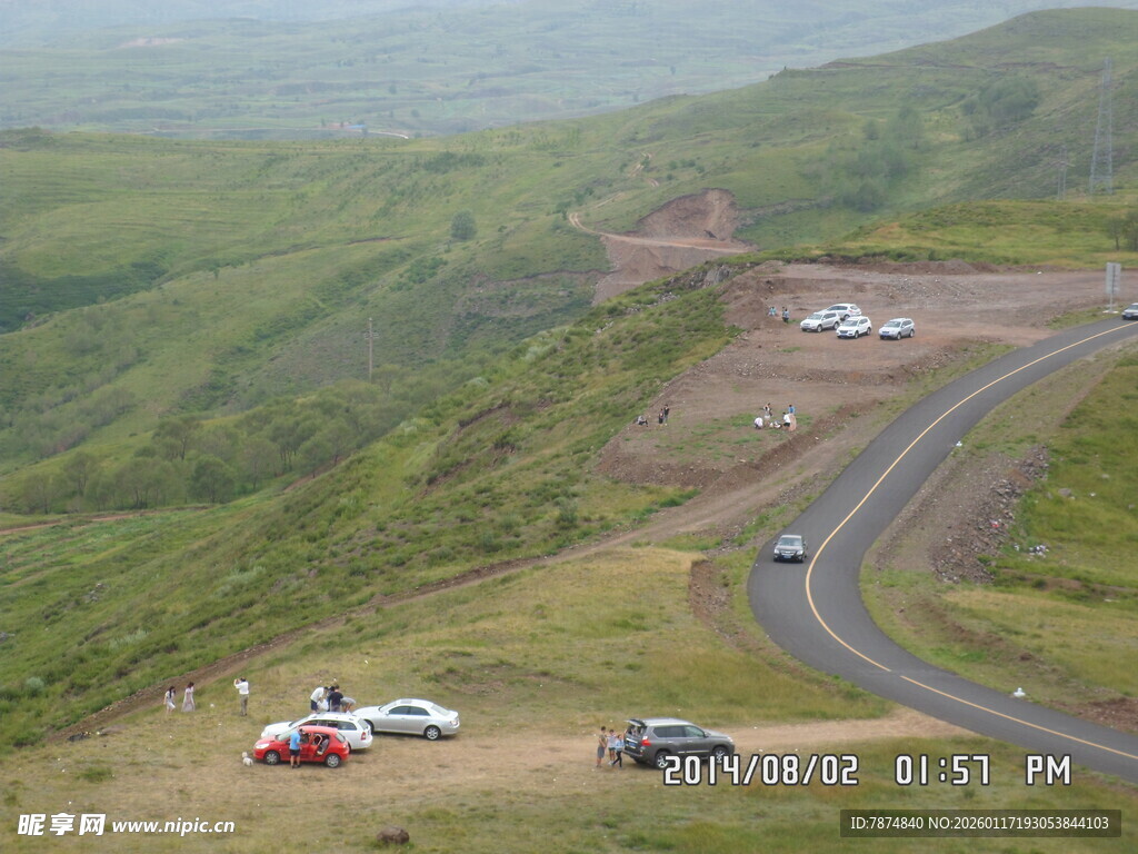 山间公路上的多彩车辆