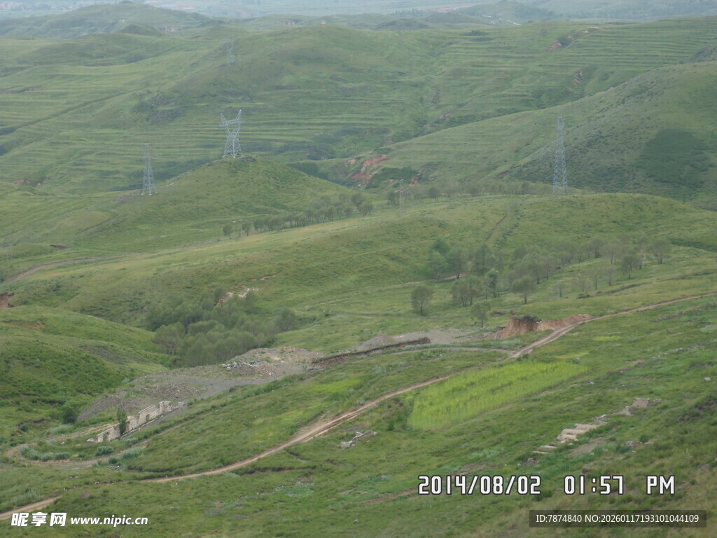 绿意盎然的山间景色