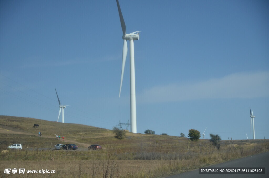 草原上的风力发电机组