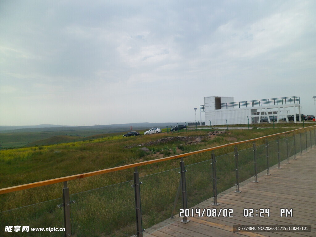 铁路边的开阔田野风景