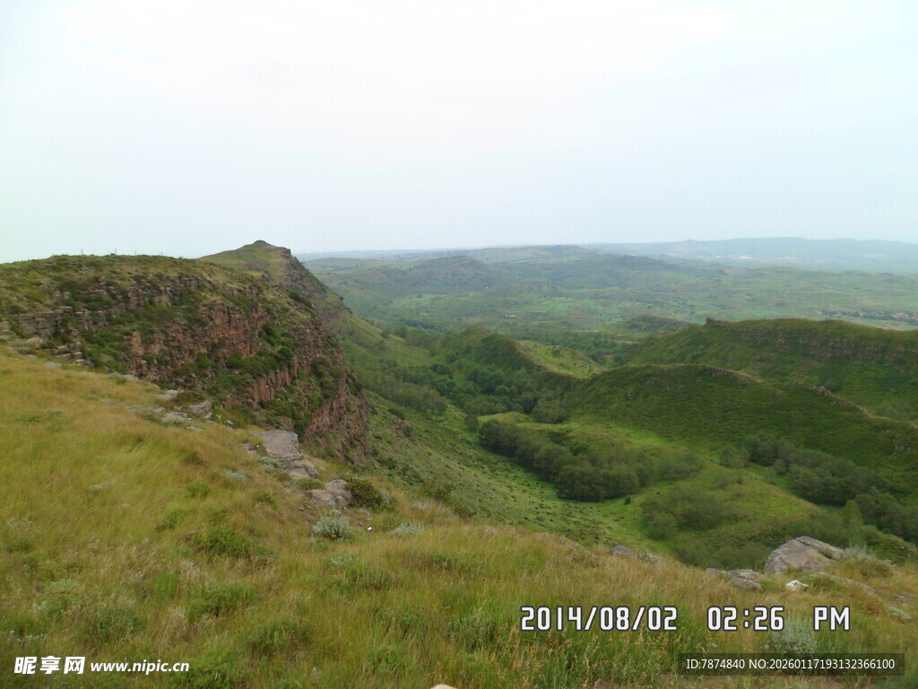 绿意盎然的山间美景