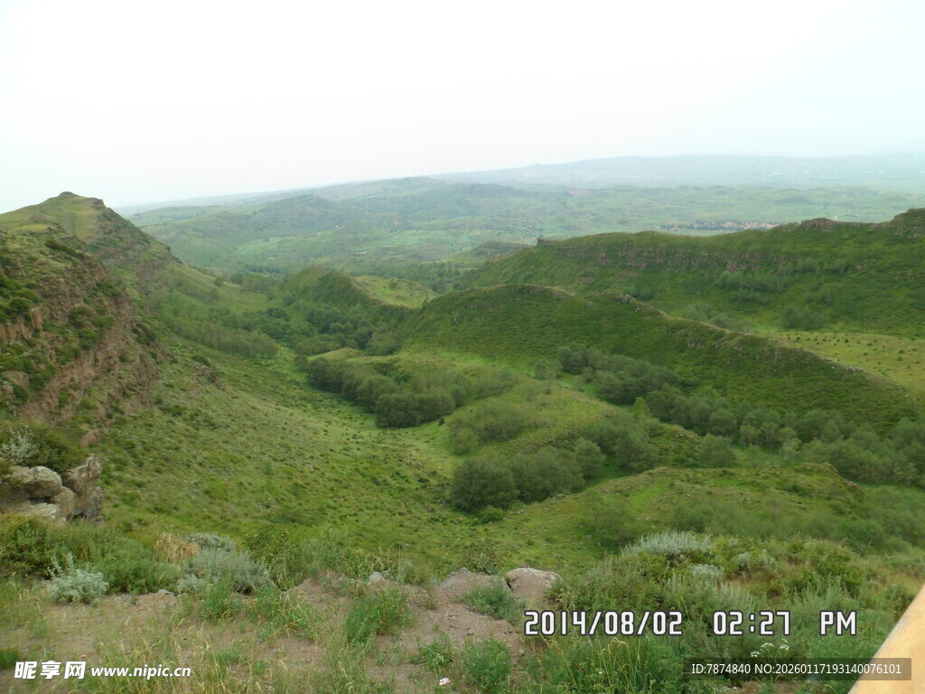 翠绿山峦风景