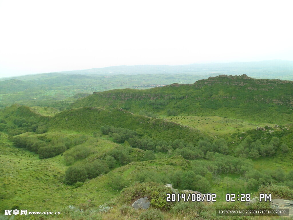 翠绿山峦景观