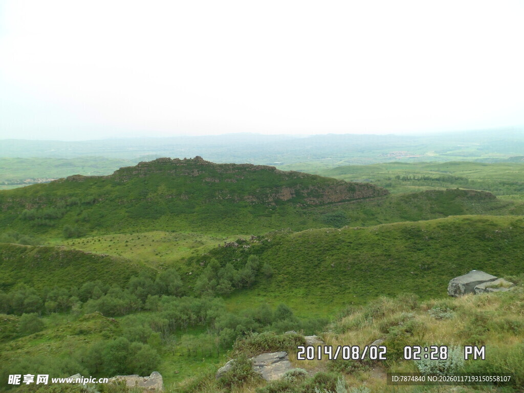 广袤绿野山丘景观