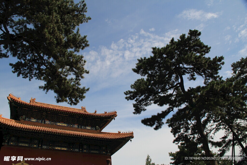 中式古建筑与蓝天绿树
