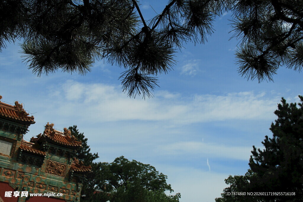 古建飞檐与蓝天绿树