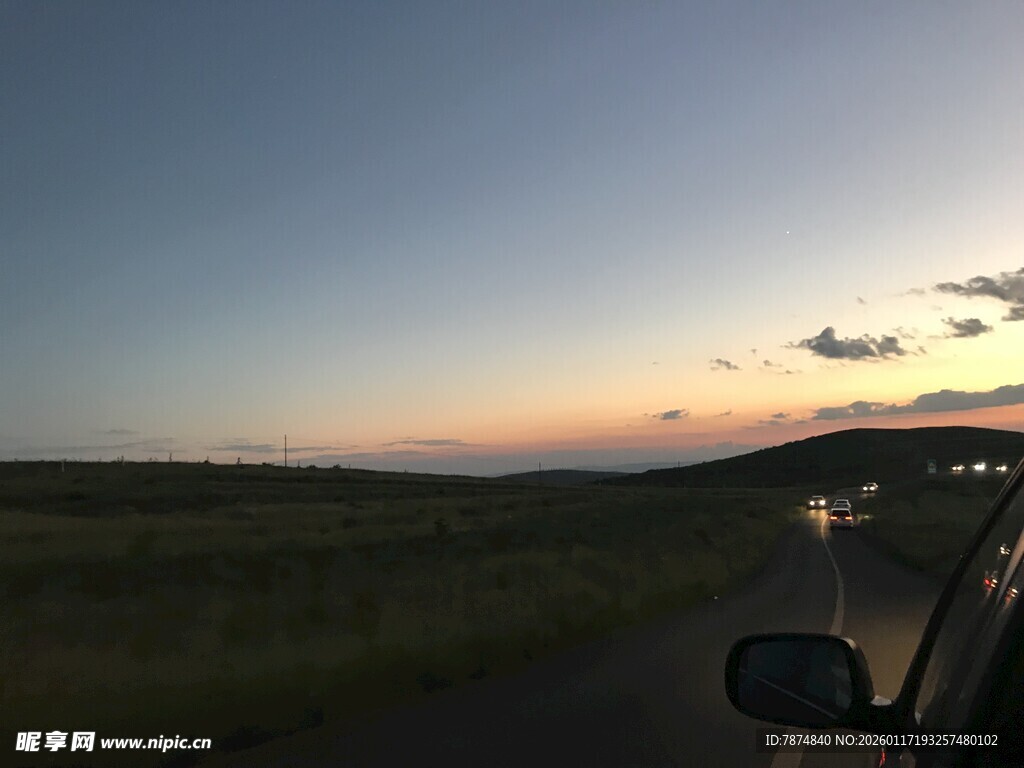 公路上的黄昏车景