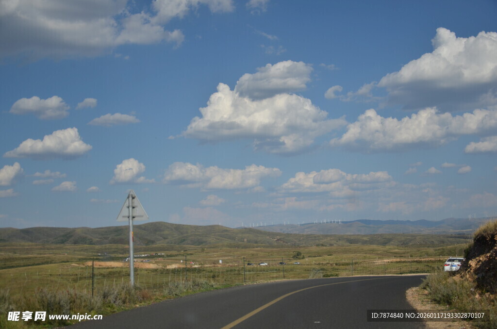 旷野中的公路风景
