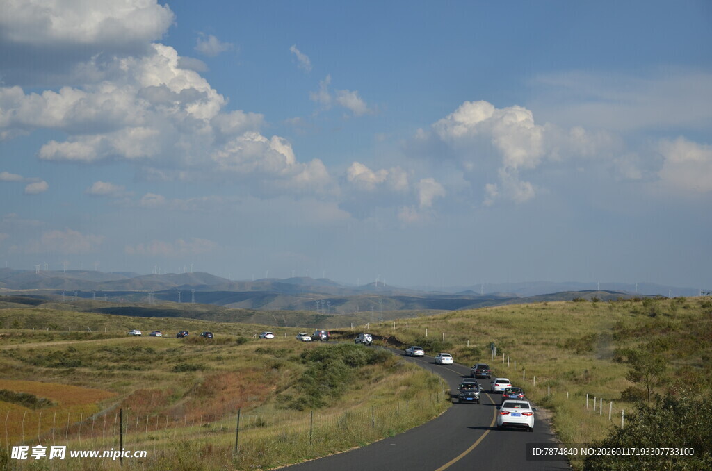 公路上行驶的车辆风景