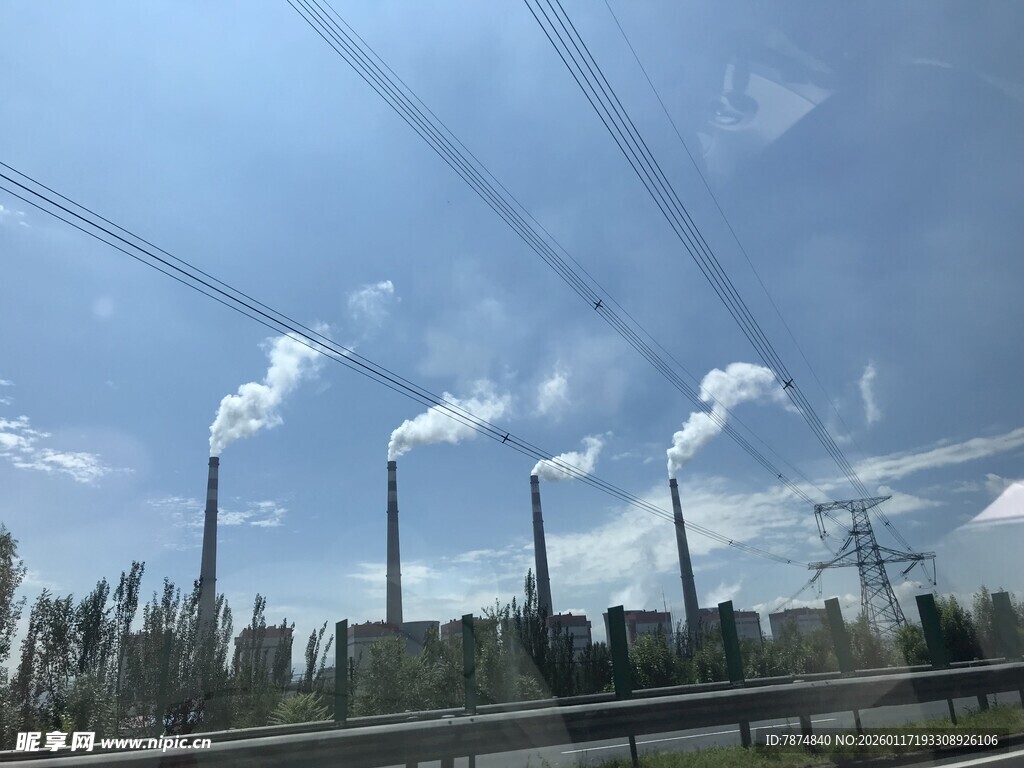 工厂烟囱与蓝天白云景象