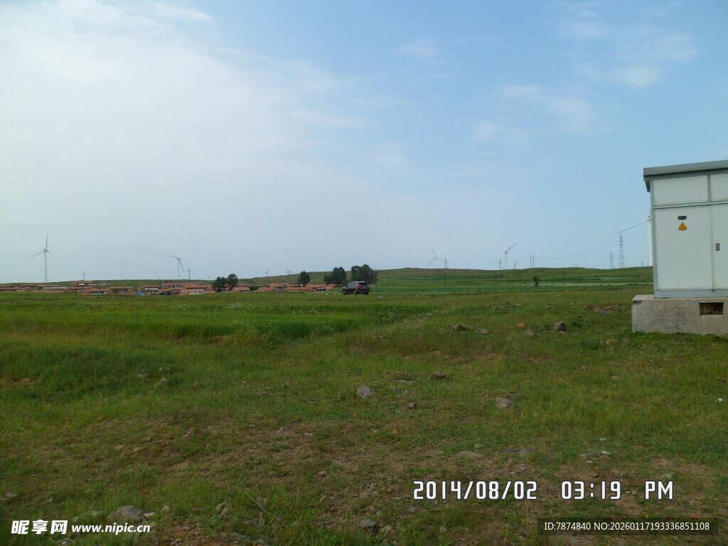 草原上的建筑物与开阔风景