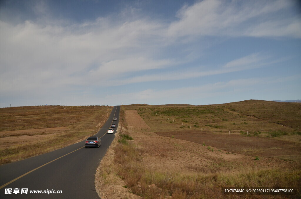 公路延伸至远方风景