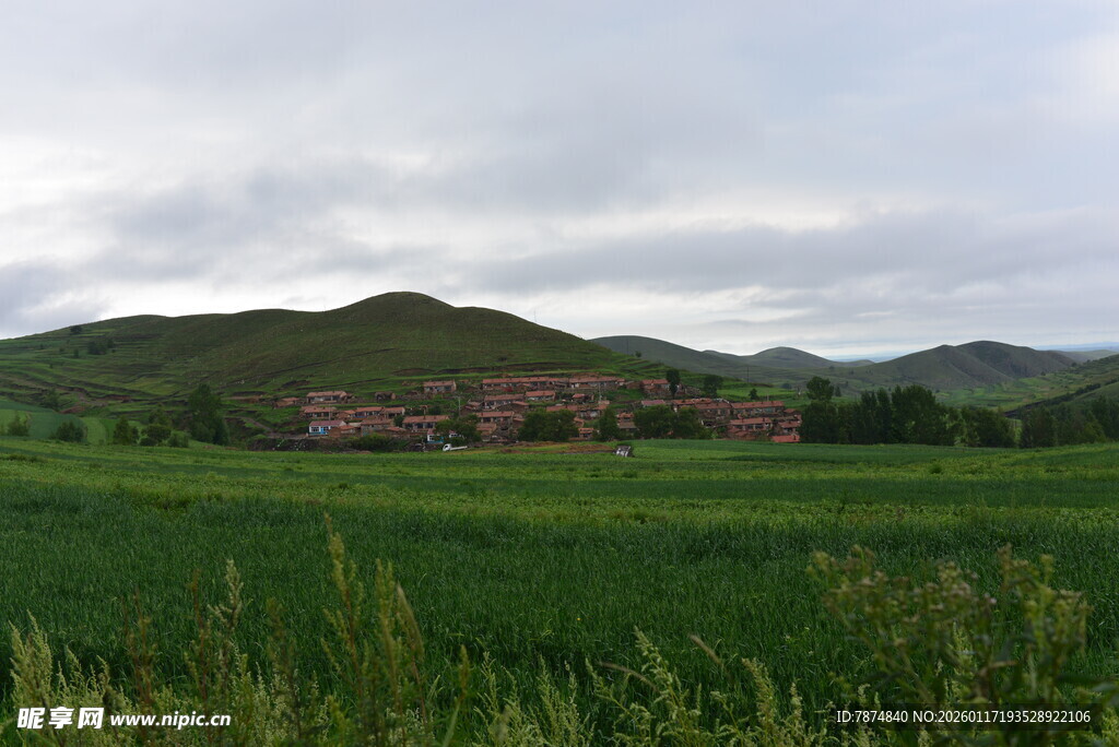绿野山峦间的宁静风光
