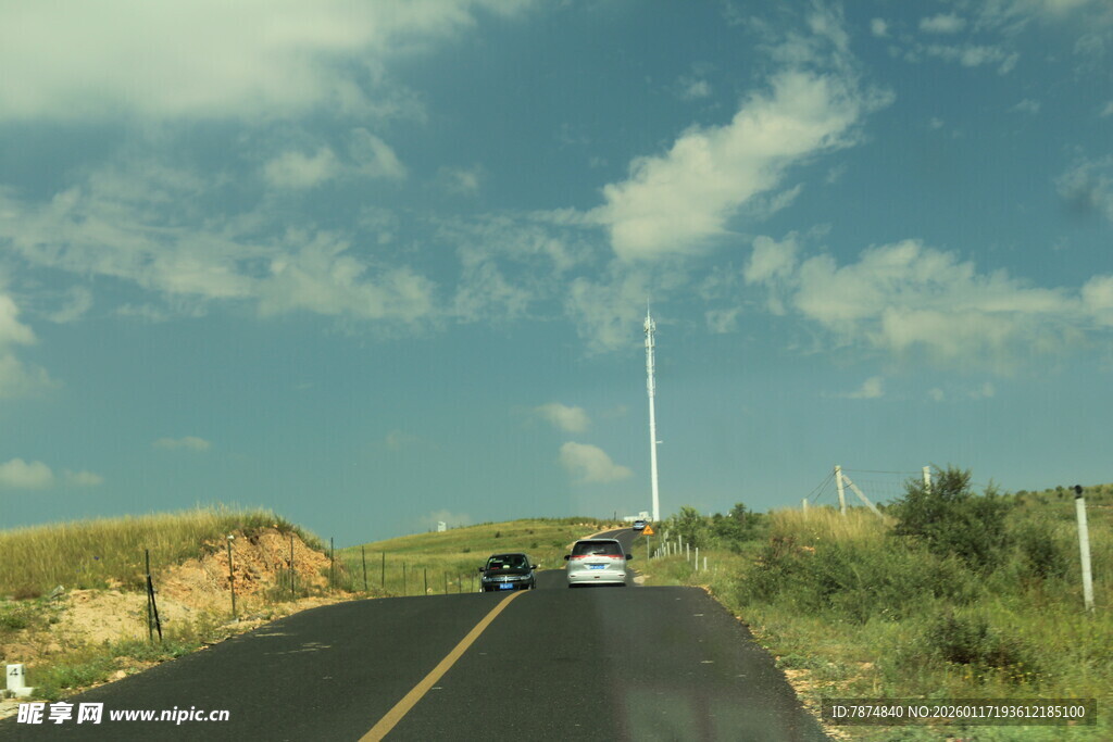 公路上行驶的车辆与美景