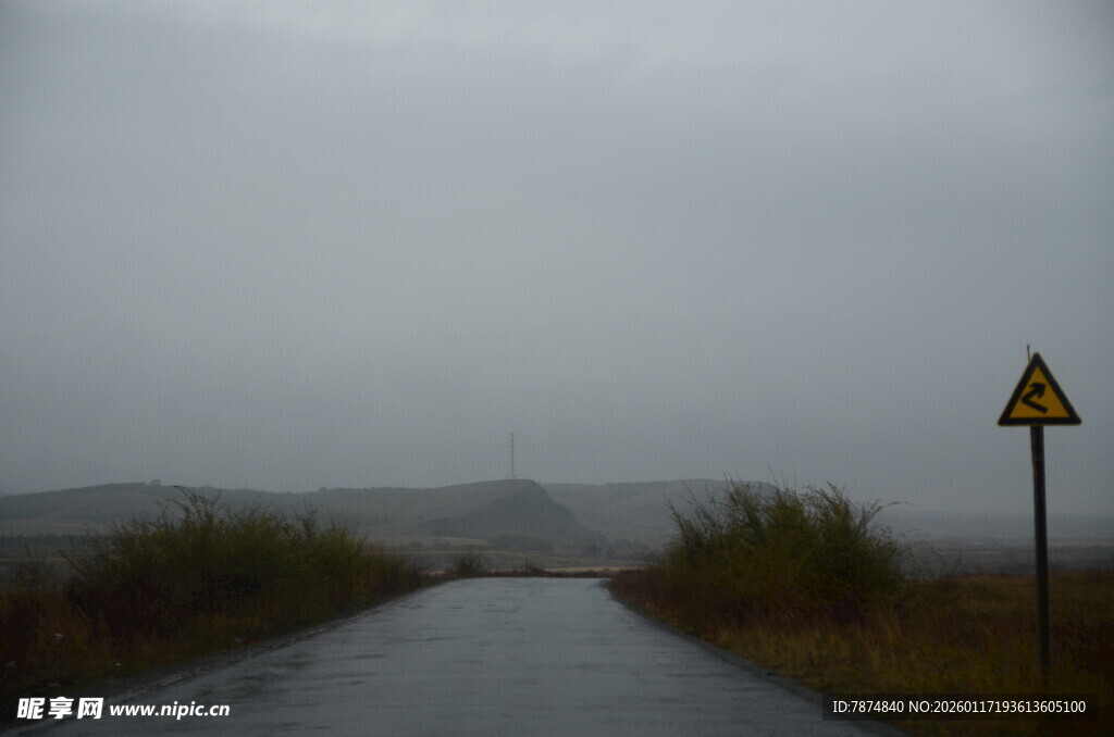雨天旷野中的警示路标
