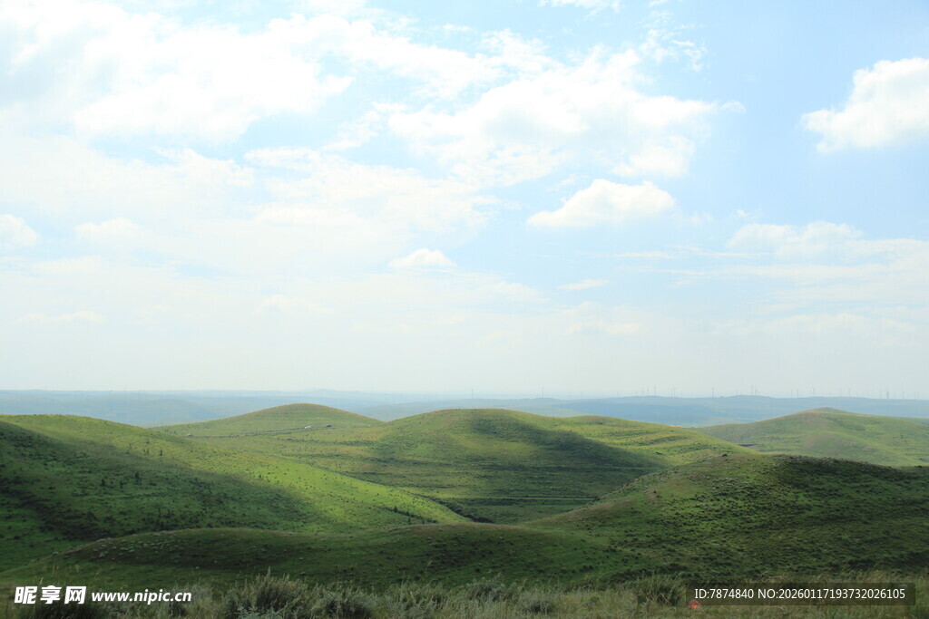 绿色山丘间的清新风景