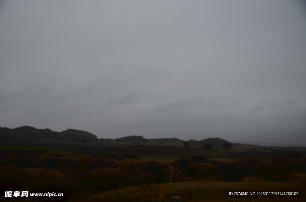 阴天中的山丘景色