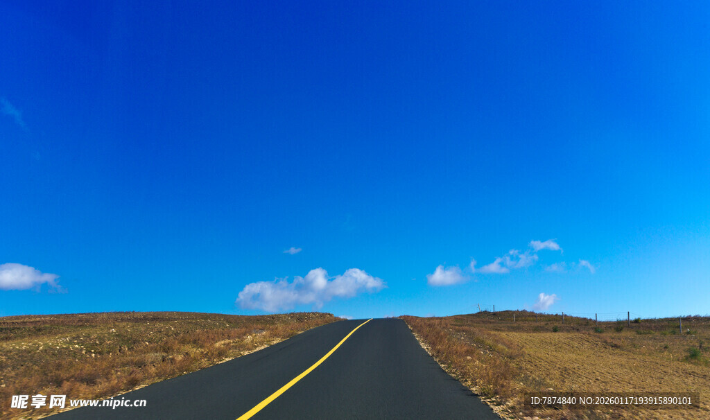旷野中的笔直公路