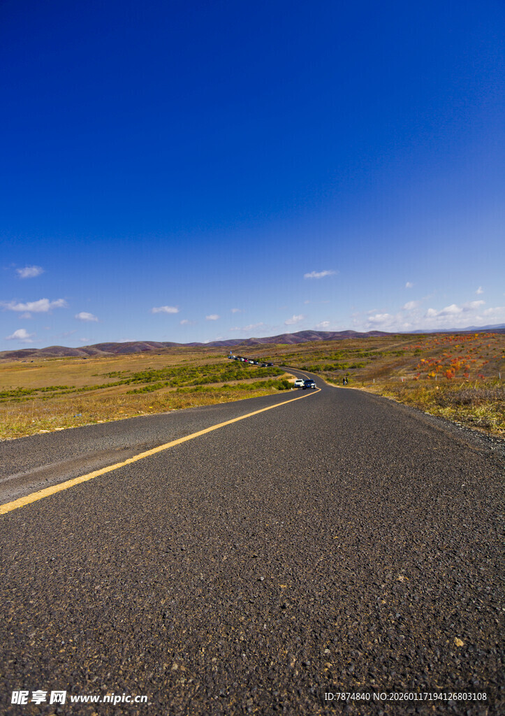 空旷公路伸向远方