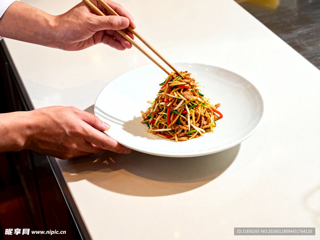 筷子夹取盘中美味料理