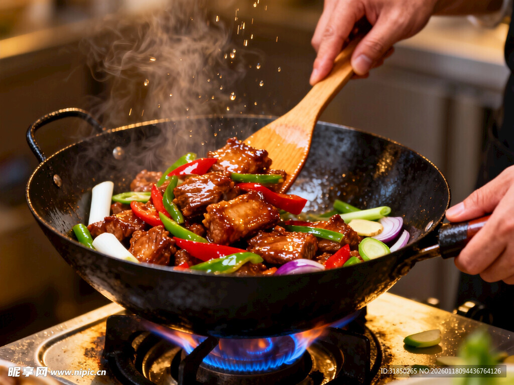 大厨锅中翻炒美味菜肴